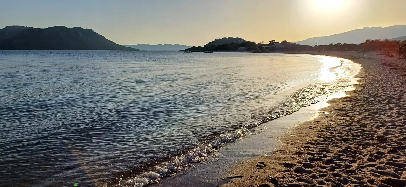 Coucher de soleil sur la plage près de Porto-Vecchio