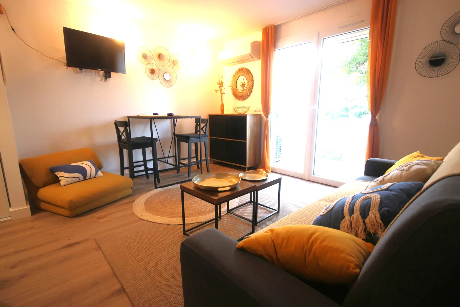 Salon avec chauffeuse et accès terrasse