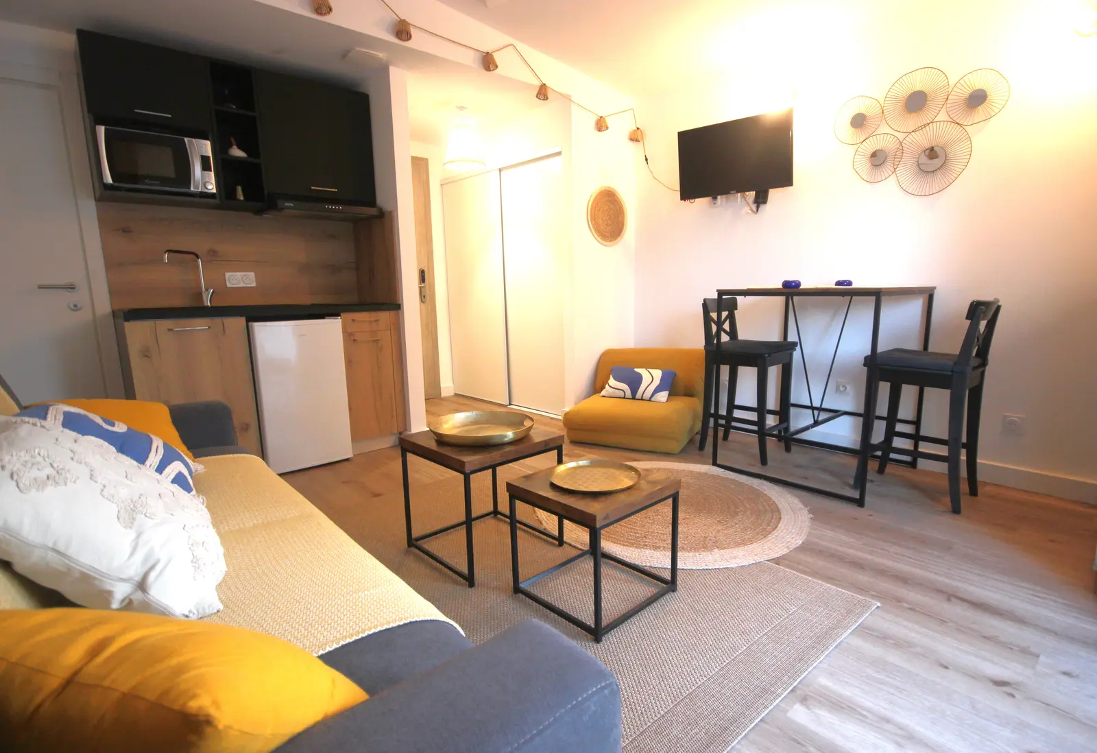 Vue du salon et de la cuisine équipée du studio