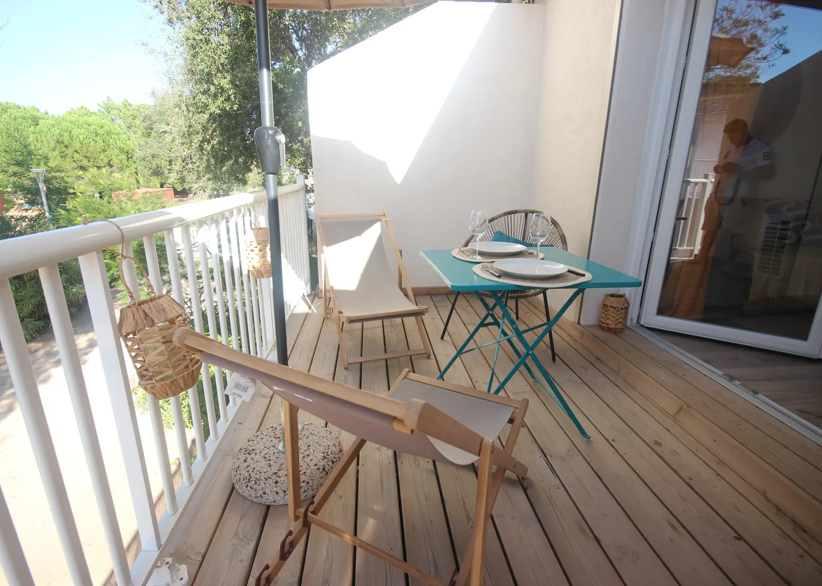 Terrasse avec mobilier de jardin et vue sur la végétation